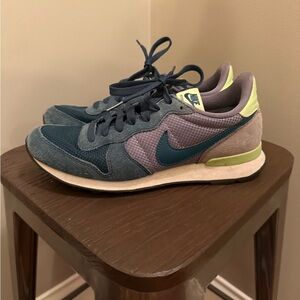 Nike Women’s size 9 Internationalist